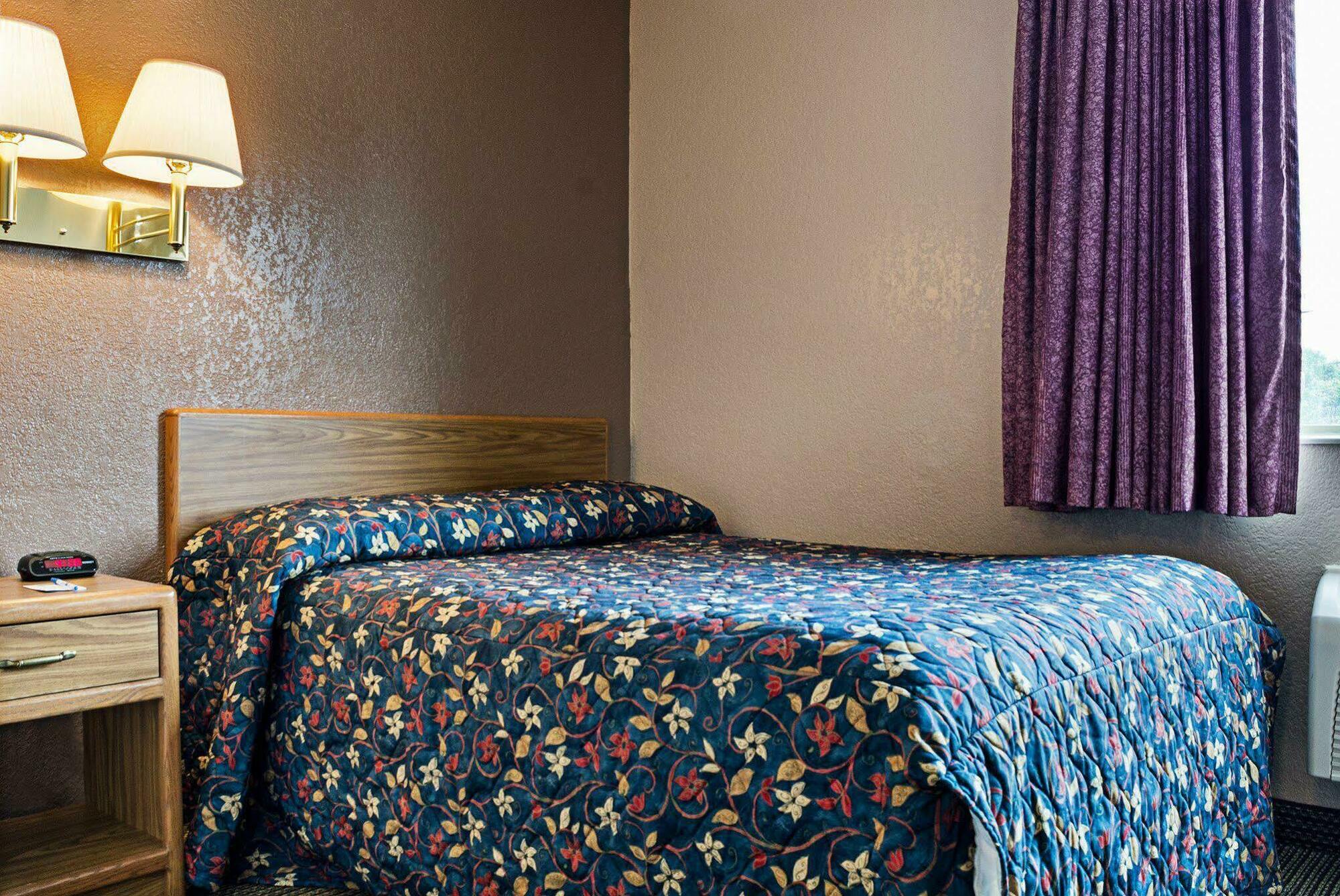 Rodeway Inn Fargo Exterior photo